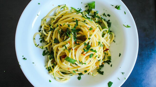 Sarımsak, zeytinyağı, kırmızı biber soslu spagetti