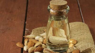 Göz torbalarından badem yağıyla kurtulun