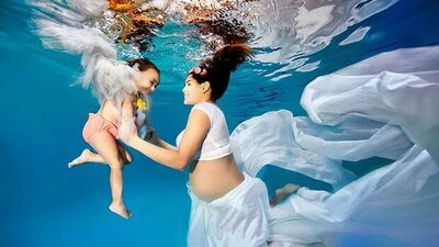 Anneler ve bebekleri su altında...