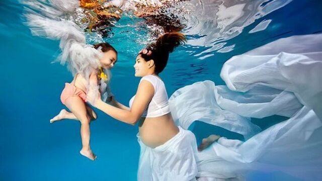 Anneler ve bebekleri su altında...