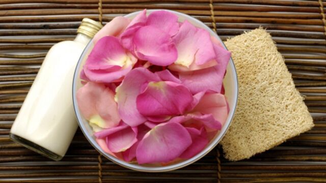 Ev yapımı gül suyu