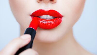Kırmızı ruj sürerken bunlara dikkat!