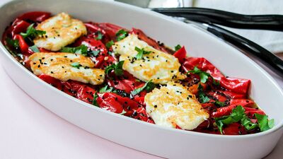 Zeytin soslu, hellim peynirli biber salatası