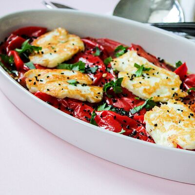 Zeytin soslu, hellim peynirli biber salatası