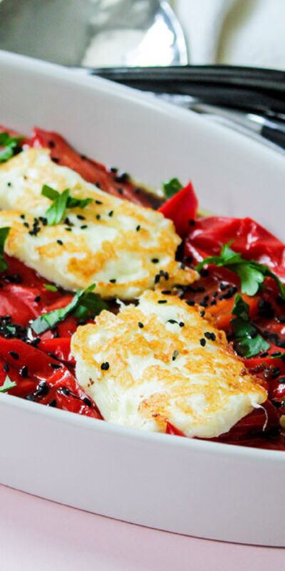 Zeytin soslu, hellim peynirli biber salatası