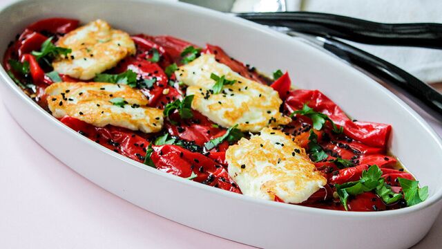 Zeytin soslu, hellim peynirli biber salatası