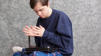 Erkek çocuk geç konuşmaz, otizm geç konuşturur!