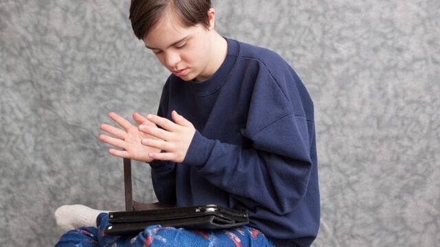 Erkek çocuk geç konuşmaz, otizm geç konuşturur!