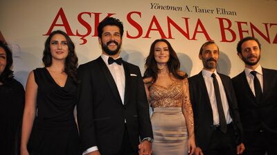 Burak Özçivit ve Fahriye Evcen el ele