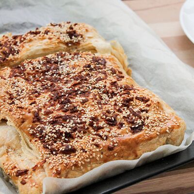 Karnabaharlı milföy börek