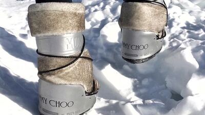 Karda kışta bot şıklığı