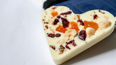 Meyveli beyaz kalp çikolata