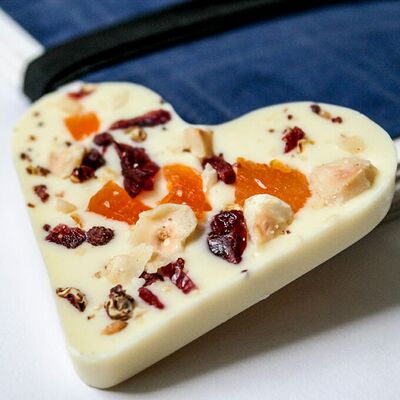 Meyveli beyaz kalp çikolata