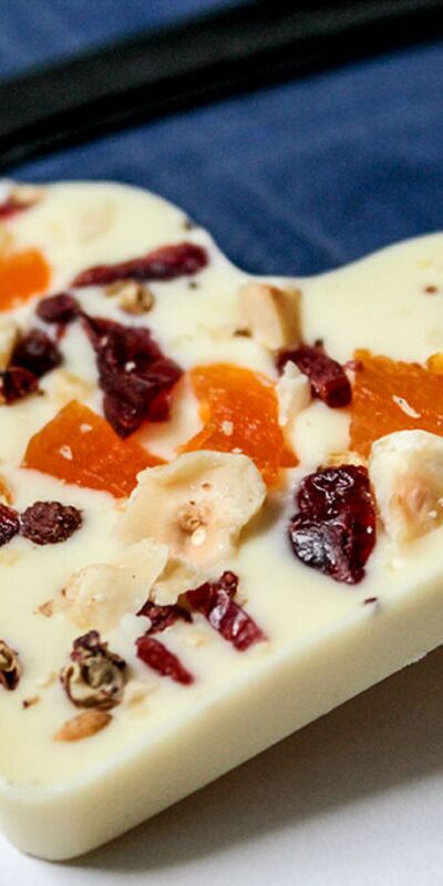 Meyveli beyaz kalp çikolata