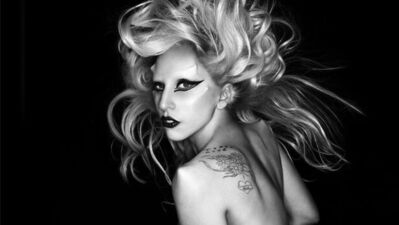 Lady Gaga'dan ilginç poz...