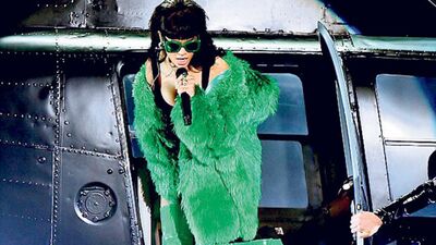 Yeşil kürk mantolu Rihanna...