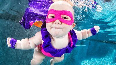 Suyun altında yüzen bebekler