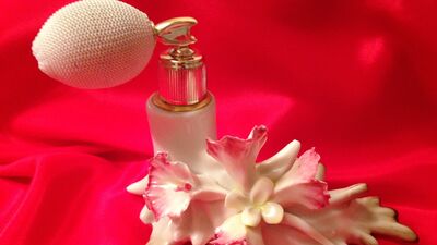 Bir diş doktorunun parfüm şişesi koleksiyonu