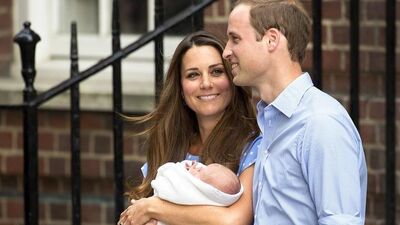 Kate Middleton kızını kucağına aldı!