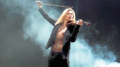 Üstsüz kemanist David Garrett