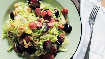 Hardal soslu ve sosisli brüksel lahanası salatası