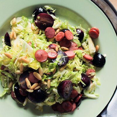 Hardal soslu ve sosisli brüksel lahanası salatası