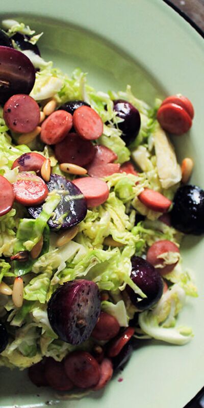 Hardal soslu ve sosisli brüksel lahanası salatası