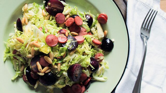 Hardal soslu ve sosisli brüksel lahanası salatası