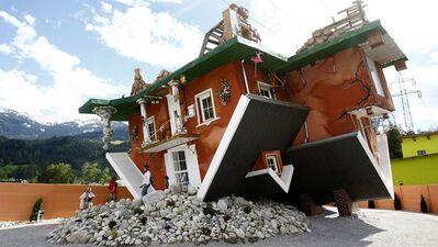 Gözlerinize inanamayacağınız en tuhaf binalar