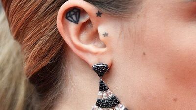 Kulakların yeni trendi dövmeler