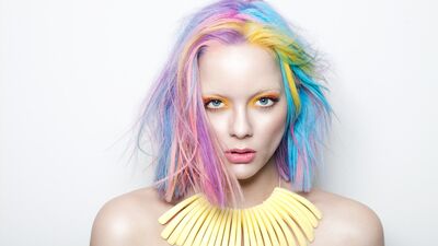 Saçlarda gökkuşağı dokunuşu