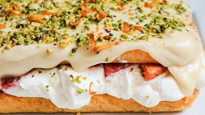 Beyaz çikolata kaplı pasta