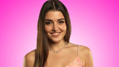 Hande Erçel kimdir?