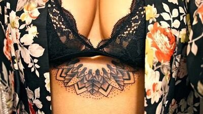 Rihanna usulü göğüs altı dövmeleri