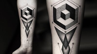 Bu dövmeler sanki biraz kafa karıştırıyor