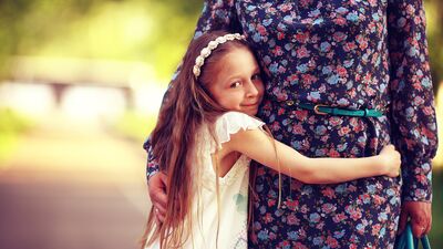 Çocuğunuzu birine sarılması için asla zorlamayın