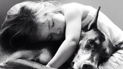 Dobermana fısıldayan çocuk