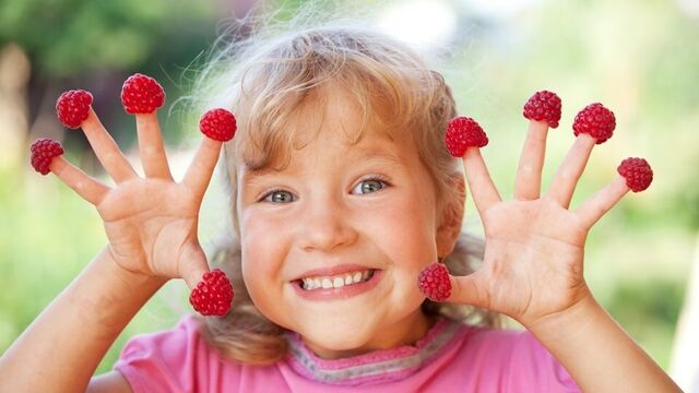 Bırakın çocuğunuz yemeğiyle oynasın!