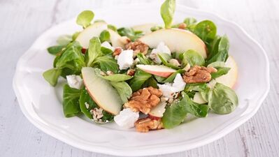 Tavuk, avokado ve ceviz salatası