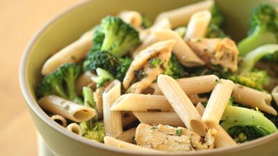 Tavuklu brokolili peynirli penne makarna