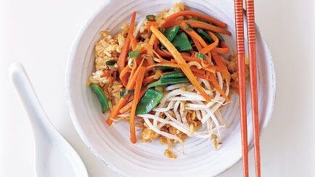 Kızarmış sebzeli pirinç