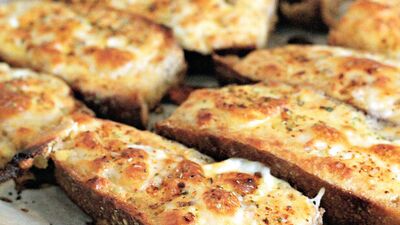 Fırında beyaz peynirli yumurtalı ekmekler