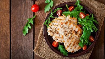 Kavrulmuş sebzeler eşliğinde hardallı tavuk