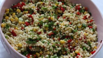 Tavuk ve kuskus salatası