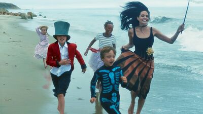 Angelina Jolie çocuklarıyla birlikte Vogue'da!