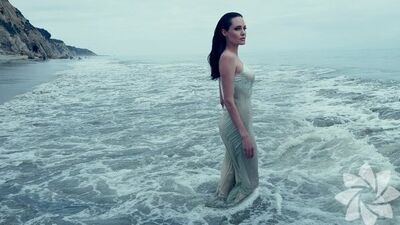 Angelina Jolie Vogue dergisine kapak oldu!