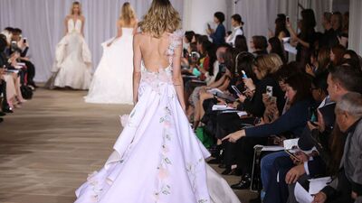 Sezonun en güzel sırt dekolteli gelinlikleri