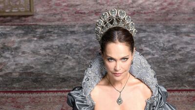 Hülya Avşar sultanın kavuğunu taktı