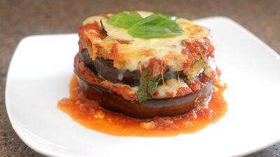 Parmesanlı patlıcanın lezzetine doyamayacaksınız