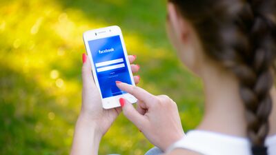 Sosyal medya arkadaşlıklara nasıl yardımcı olur?